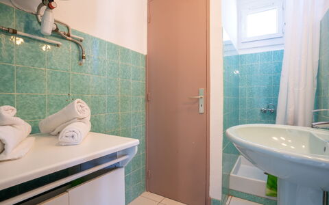 Saint Cyr sur Mer les Lecques 121: Luminaire Plomberie, Propriété, Robinet, Lavabo, Vert, Violet, Salle De Bains, Bleu Azur, Bleu, Design Intérieur