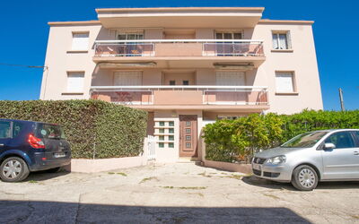 Saint Cyr sur Mer les Lecques 121: Roue, Voiture, Véhicule, Bâtiment, Propriété, Ciel, Fenêtre