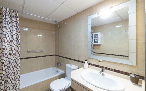 Roquetas de Mar 100: Miroir, Robinet, Luminaire Plomberie, Évier, Lavabo, Propriété, Salle De Bains, Bâtiment, Design Intérieur, Architecture