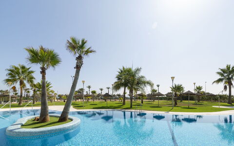 Roquetas de Mar 100: L'Eau, Ciel, Plante, Arbre, Paysage Naturel, Arecales, Piscine, Loisir, Ville Resort, Herbe