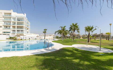 Roquetas de Mar 100: L'Eau, Ciel, Plante, Bâtiment, Bleu Azur, Piscine, Arbre, Station Balnéaire, Ombre, Arecales