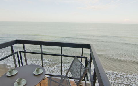 Les Flots: Propriété, Mer, Océan, L'Eau, Horizon, Table, Rive, Architecture, Balustrade, Ciel