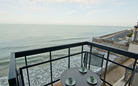 Les Flots: Propriété, Balcon, Mer, Ciel, Océan, Maison, Pièce, Immobilier, Balustrade, Horizon