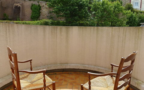 Les Flots: Propriété, Chaise, Mur, Arrière-Cour, Meubles, Pièce, Bâtiment, Cour, Brickwork, Maison