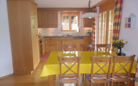 Chalet Nagano: Table, Fenêtre, Cabinetry, Comptoir, Plante, Bâtiment, Étagère, Bois, Plante D'Appartement, Cuisine