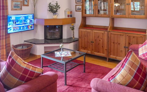 Chalet Nagano: Table, Meubles, Propriété, Canapé, Cadre, Cabinetry, Confort, Télévision, Bois, Violet