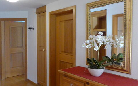 Chalet Nagano: Miroir, Plante, Propriété, Meubles, Cabinetry, Porte, Plante D'Appartement, Vase, Bois, Design Intérieur