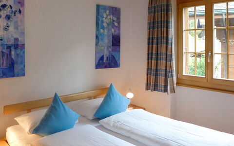 Chalet Nagano: Propriété, Meubles, Fenêtre, Bleu, Confort, Bâtiment, Bleu Azur, Textile, Bois, Ombre