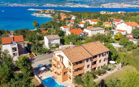 Krk Šilo 101: L'Eau, Ciel, Bâtiment, Plante, Jour, Propriété, Bleu, Arbre, La Nature, Bleu Azur
