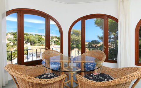 Balcon al Mar: Propriété, Pièce, Osier, Immobilier, Meubles, Table, Design Intérieur, Domicile, Bâtiment, Maison