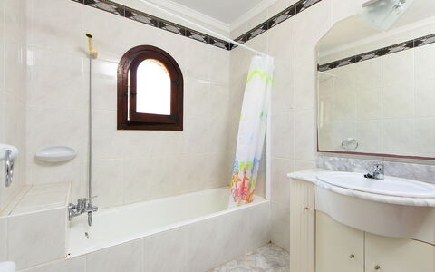 Balcon al Mar: Salle De Bains, Propriété, Pièce, Design Intérieur, Tuile, Mur, Plafond, Architecture, Bâtiment, Sol