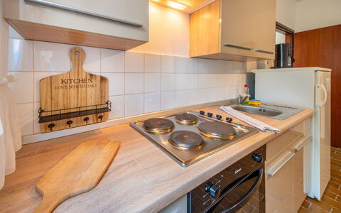 Andrijana: Cabinetry, Comptoir, Bâtiment, Gaz Poele, Cooktop, Cuisinière, Appareil De Cuisine, Cuisine, Bois, Le Fourneau