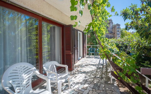 Andrijana: Propriété, Bâtiment, Plante, Bois, Design Intérieur, Chaise, Loisir, Immobilier, Table, Paysage