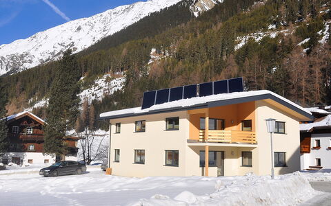 Längenfeld 330: Neige, Ciel, Bâtiment, Montagne, Fenêtre, Pente, Maison, Arbre, Glacial Relief, Zone Résidentielle