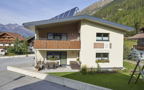 Längenfeld 330: Ciel, Plante, Bâtiment, Montagne, Propriété, Fenêtre, Maison, Lot Terre, Arbre, Ombre