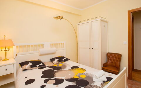 Sardenya - Casp: Pièce, Propriété, Meubles, Chambre, Design Intérieur, Jaune, Lit, Maison, Sol, Bâtiment