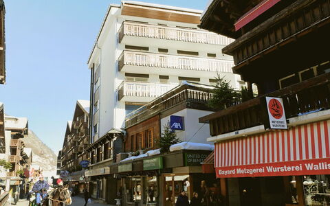 Center: Ville, Bâtiment, Rue, Ville, Quartier, Zone Urbaine, Établissements Humains, Architecture, Centre Ville, Usage Mixte