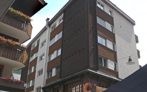 Center: Ciel, Bâtiment, Fenêtre, Propriété, Bloc Tour, Design Urbain, Condominium, Architecture, Maison, Quartier