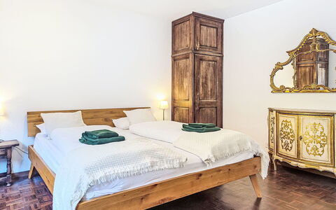 Center: Lit, Chambre, Literie, Design Intérieur, Meubles, Drap De Lit, Sol, Sol, Bois, Pièce