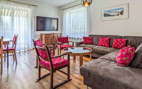 Riki: Meubles, Design Intérieur, Sol, Canapé, Sol, Pièce, Salon, Plafond, Table, Parquet