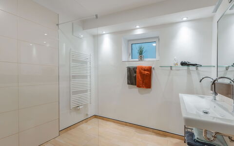 Riki: Sol, Design Intérieur, Mur, Sol, Plafond, Bois, Luminaire Plomberie, Salle De Bains, Pièce, Éclairage