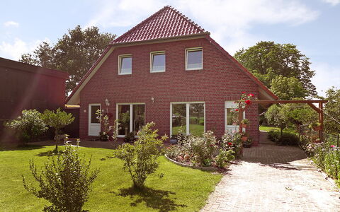 Villa Sorgenfrei: Plante, Ciel, Nuage, Bâtiment, Propriété, Fenêtre, Maison, Arbre, Lot Terre, Chalet