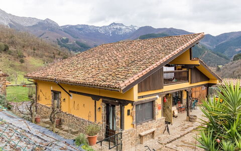 Potes Viñon: L'Eau, Ciel, Propriété, Bâtiment, Plante, Bleu, Bleu Azur, Piscine, La Nature, Arbre