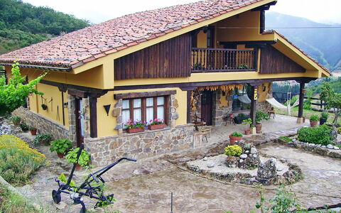 Potes Viñon: Plante, Bâtiment, Fenêtre, Ciel, Maison, Lot Terre, Pente, Bois, Chalet, Arbre