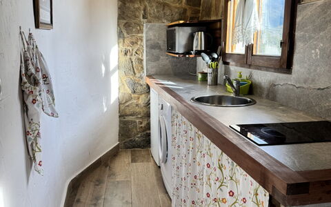 Potes Vinon - Cabaña: Robinet, Comptoir, Evier, Cabinetry, Évier, Luminaire Plomberie, Cuisine, Cuisinière, Bâtiment, Bois