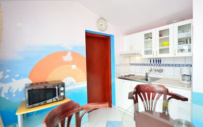 Ivana 100.5: Pièce, Design Intérieur, Bleu, Propriété, Meubles, Salon, Bâtiment, Maison, Immobilier, Conception