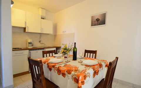 Slađana: Pièce, Propriété, Salle À Manger, Meubles, Table, Immobilier, Design Intérieur, Sol, Bâtiment, Nappe De Table