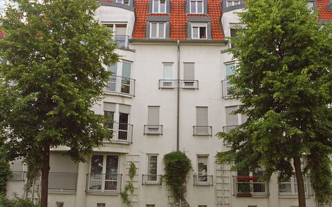 Kamelienweg: Plante, Bâtiment, Fenêtre, Propriété, Ciel, Nuage, Architecture, Design Urbain, Quartier