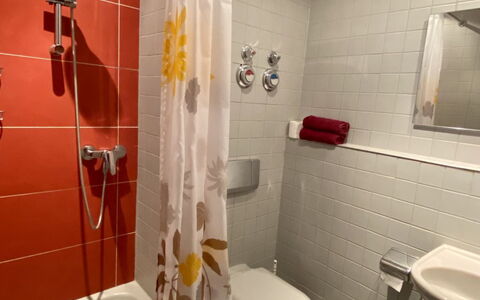 Kamelienweg: Luminaire Plomberie, Propriété, Tete De Douche, Robinet, Salle De Bains, Douche, Violet, Éclairage, Panneau De Douche, Évier