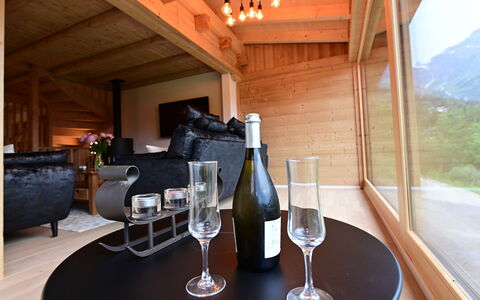 Paisible: Table, Propriété, Meubles, Vaisselle, Drinkware, Bouteille, Plante, Verres À Pied, Bar, Bois