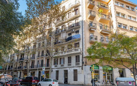 Eixample Dret Sagrada Familia: Roue, Bâtiment, Voiture, Propriété, Ciel, Véhicule, Infrastructure, Fenêtre