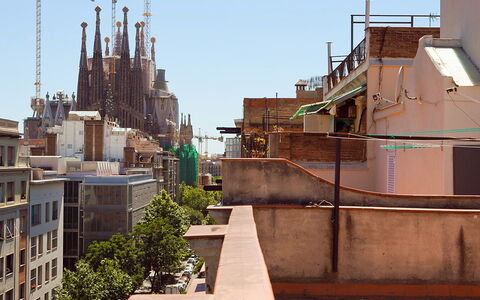 Eixample Dret Sagrada Familia: Architecture, Toit, Bâtiment, Quartier, Ville, Design Urbain, Zone Résidentielle, Façade, Industrie