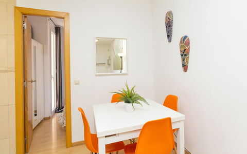 Eixample Dret Sagrada Familia: Meubles, Propriété, Table, Bâtiment, Plante, Bois, Orange, Chaise, Design Intérieur, Cadre
