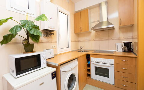 Eixample Dret Sagrada Familia: Cabinetry, Propriété, Plante, Meubles, Buanderie, Comptoir, Électroménager, Machine À Laver, Cuisinière, Cuisine