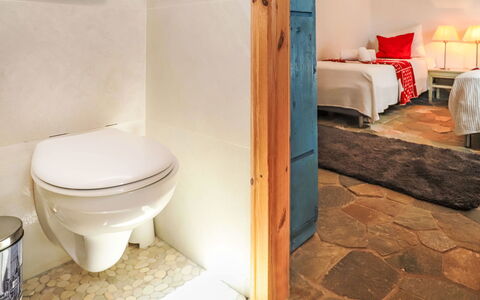 La Bergerie: Siège De Toilette, Salle De Bains, Luminaire Plomberie, Bâtiment, Toilette, Design Intérieur, Sol, Sol, Bois, Dur