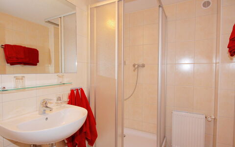 Hauser: Salle De Bains, Pièce, Propriété, Rouge, Design Intérieur, Immobilier, Bâtiment, Maison, Sol, Luminaire Plomberie