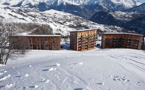Le Corbier 600: Ciel, Neige, Montagne, Propriété, Bâtiment, Pente, Architecture, Arbre, Maison, Paysage Naturel