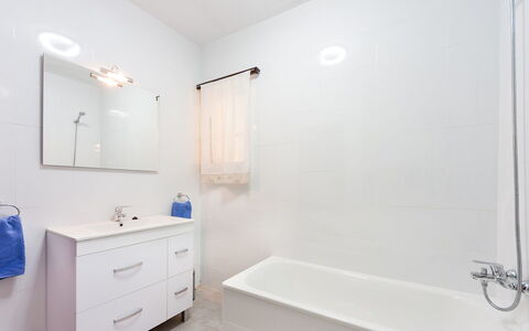 Playa de Aro 511: Salle De Bains, Pièce, Propriété, Sol, Design Intérieur, Baignoire, Robinet, Immobilier, Plafond, Tuile