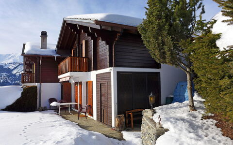 Chalet Praline: Ciel, Neige, Nuage, Bâtiment, Fenêtre, Arbre, Plante, Pente, Maison, Chalet