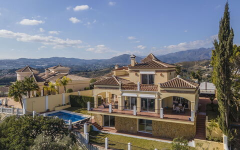 Villa Unica: Ciel, Nuage, Bâtiment, Fenêtre, Plante, Arbre, Montagne, Design Urbain, Quartier, Maison