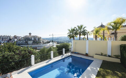 Villa Unica: L'Eau, Plante, Ciel, Propriété, Piscine, Bleu Azur, Arbre, Bâtiment, Mobilier De Jardin, Ombre
