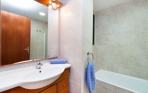 Escorxador: Salle De Bains, Propriété, Pièce, Mur, Design Intérieur, Immobilier, Bâtiment, Robinet, Tuile, Architecture