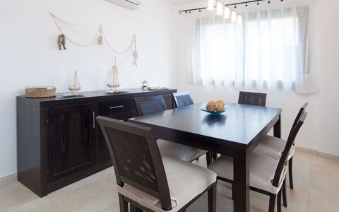 Escorxador: Meubles, Pièce, Propriété, Salle À Manger, Table, Design Intérieur, Sol, Bâtiment, Chaise, Immobilier