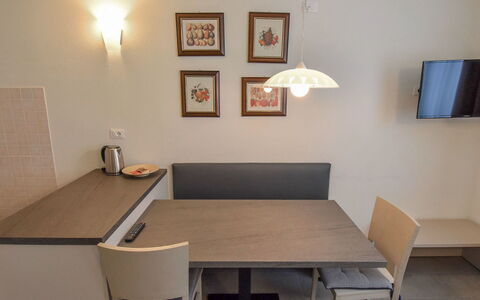 Kristall: Cadre, Table, Propriété, Bâtiment, Bois, Design Intérieur, Sol, Architecture, Sol, Maison