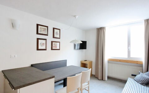 Kristall: Pièce, Meubles, Propriété, Blanc, Design Intérieur, Bâtiment, Sol, Table, Maison, Chambre