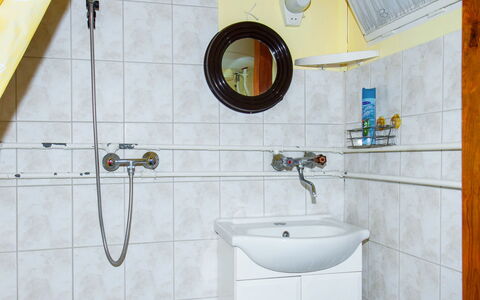 Rosso: Miroir, Robinet, Luminaire Plomberie, Propriété, Évier, Lavabo, Salle De Bains, Violet, Design Intérieur, Sol